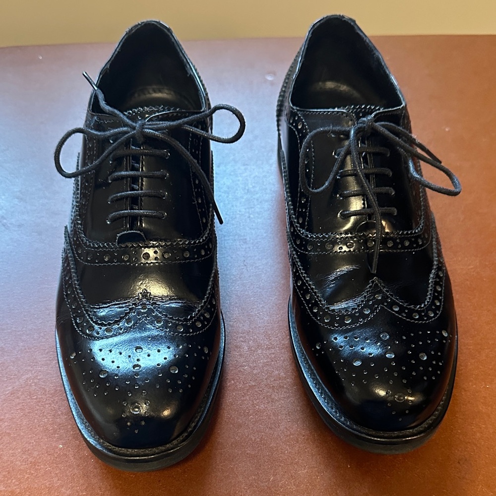 G.H. Bass & Co. Women’s Black Leather Oxford Shoes size 8 in very good condition